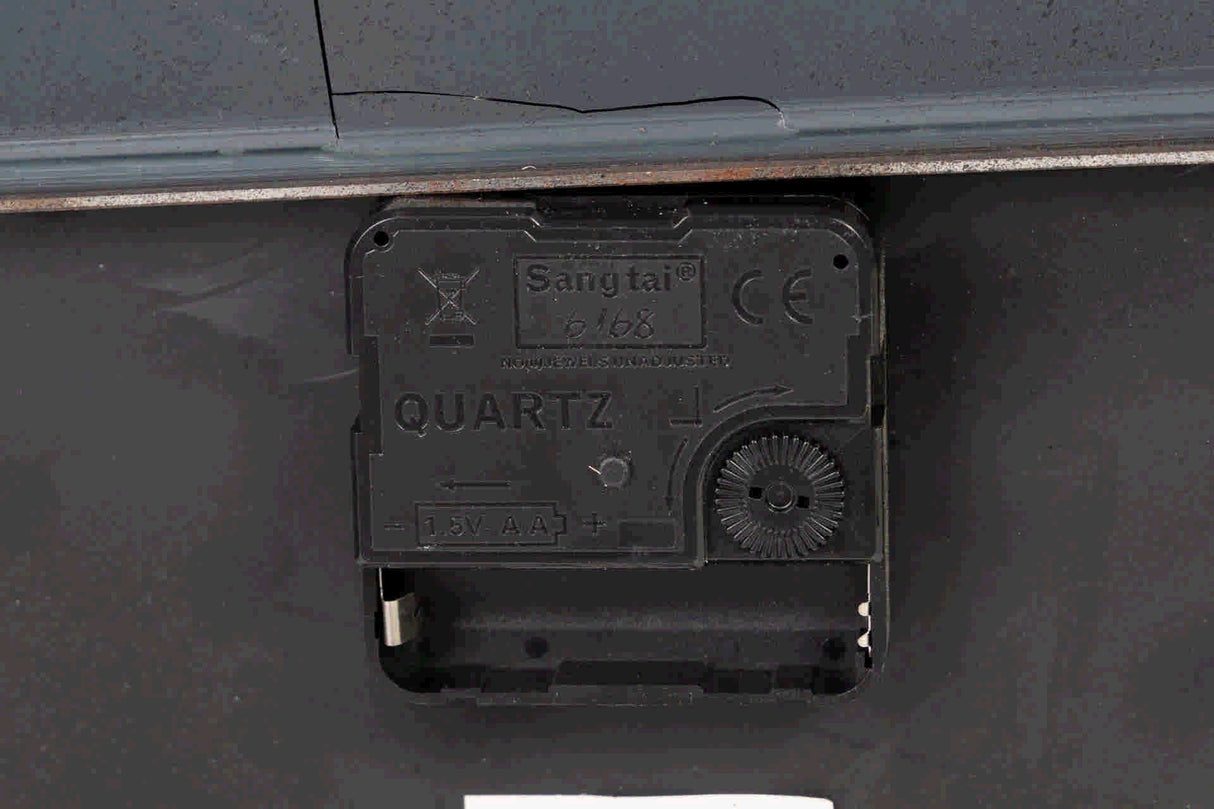 Horloge murale en métal 40x3x75 cm