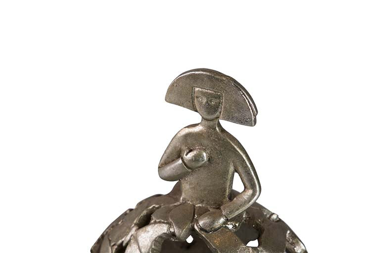 MENINA RESINA PLATEADA 15x10x18 CM