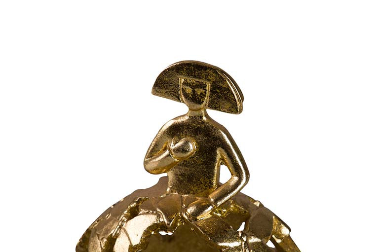 MENINA RESINA DORADA 15x10x18 CM