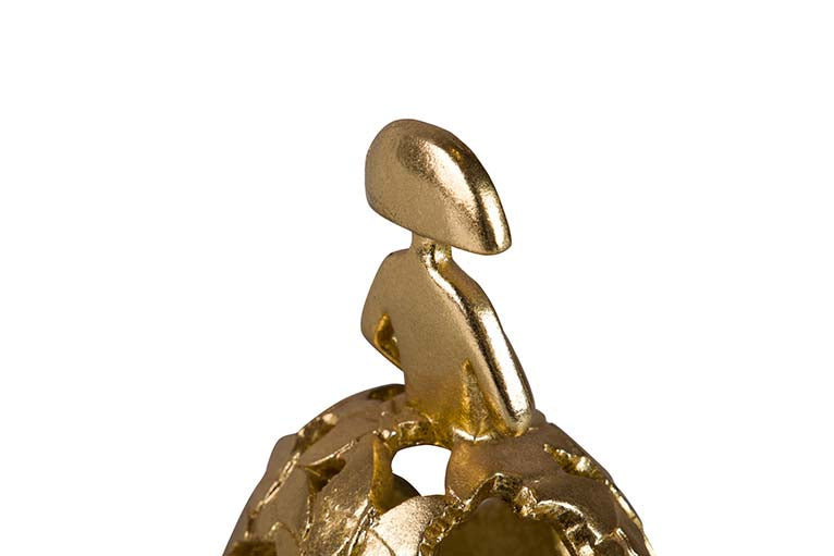 MENINA RESINA DORADA 15x10x18 CM