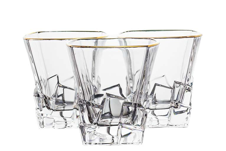 SET DE 6 VASOS Y UNA BOTELLA DE CRISTAL DORADO 820 ML