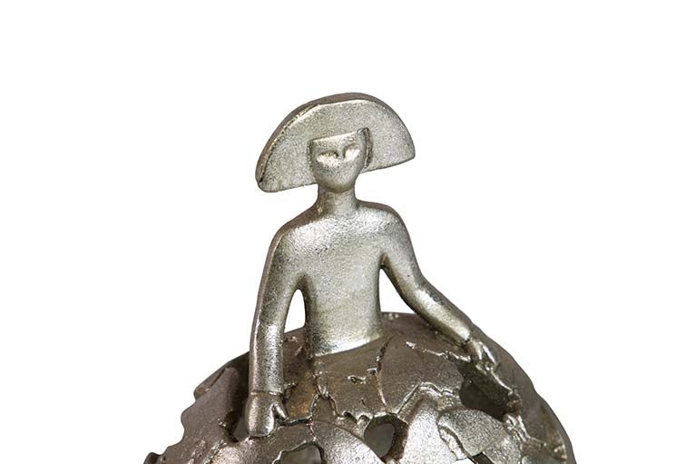 MENINA RESINA PLATEADA 14x9x16 CM