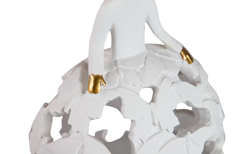 MENINA RESINA BLANCA DORADA 14x9x16 CM