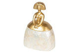 FIGURA MENINA RESINA DORADA 17x12x24 CM