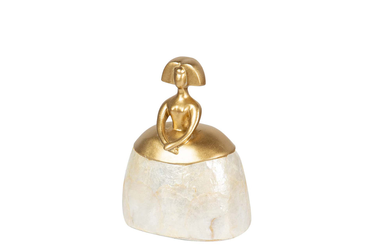 FIGURA MENINA RESINA DORADA 13x9x16 CM